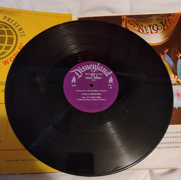 Walt Disney "It's a small world" vinyl and storybook. - Picture 5 of 6